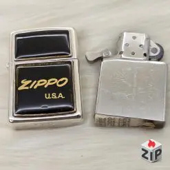 Alternative view of Zippo Logo Emblem Epoxy Đen & Vàng - Sản Xuất 1993