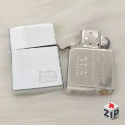 Zippo Lắc Kê Bạc Brushed Chrome Khắc Logo - Full Box (Mộc Đáy XV - 1999) chính hãng 4317795549522228701124 ZipVN