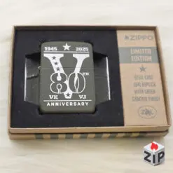 Zippo 1941 Replica Vỏ Thép Xanh Rạn Kỷ Niệm 80 Năm VE/VJ Day Giới Hạn - 2025