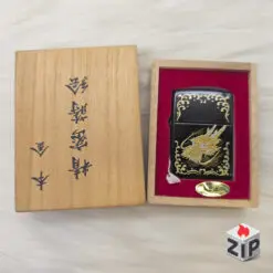 Alternative view of Zippo Khắc Rồng Vàng Sơn Mài Đen Bóng Tài Lộc Xuất Nhật - 2003