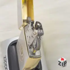 Alternative view of Zippo Lắc Kê Bạc Deni Vàng Khắc Huy Hiệu Vàng (Anniversary Crest) - Sản Xuất 1998