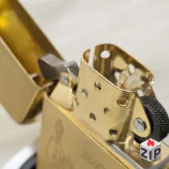 Alternative view of Bật lửa zippo tượng nữ thần tự do và bản đồ mỹ brass - 15 la mã