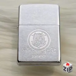 Zippo Huy Hiệu Sư Tử 1932 Classic Brushed Chrome - 12 La Mã