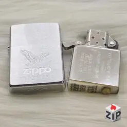 Alternative view of Zippo Đại Bàng Logo Made in U.S.A. Brushed Chrome - 12 La Mã