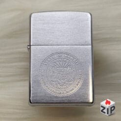 Zippo huy hiệu tiểu bang hawaii chrome xước - 12 la mã