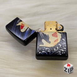 Alternative view of Zippo Cá Koi Sơn Mài Đen Bóng - 2007