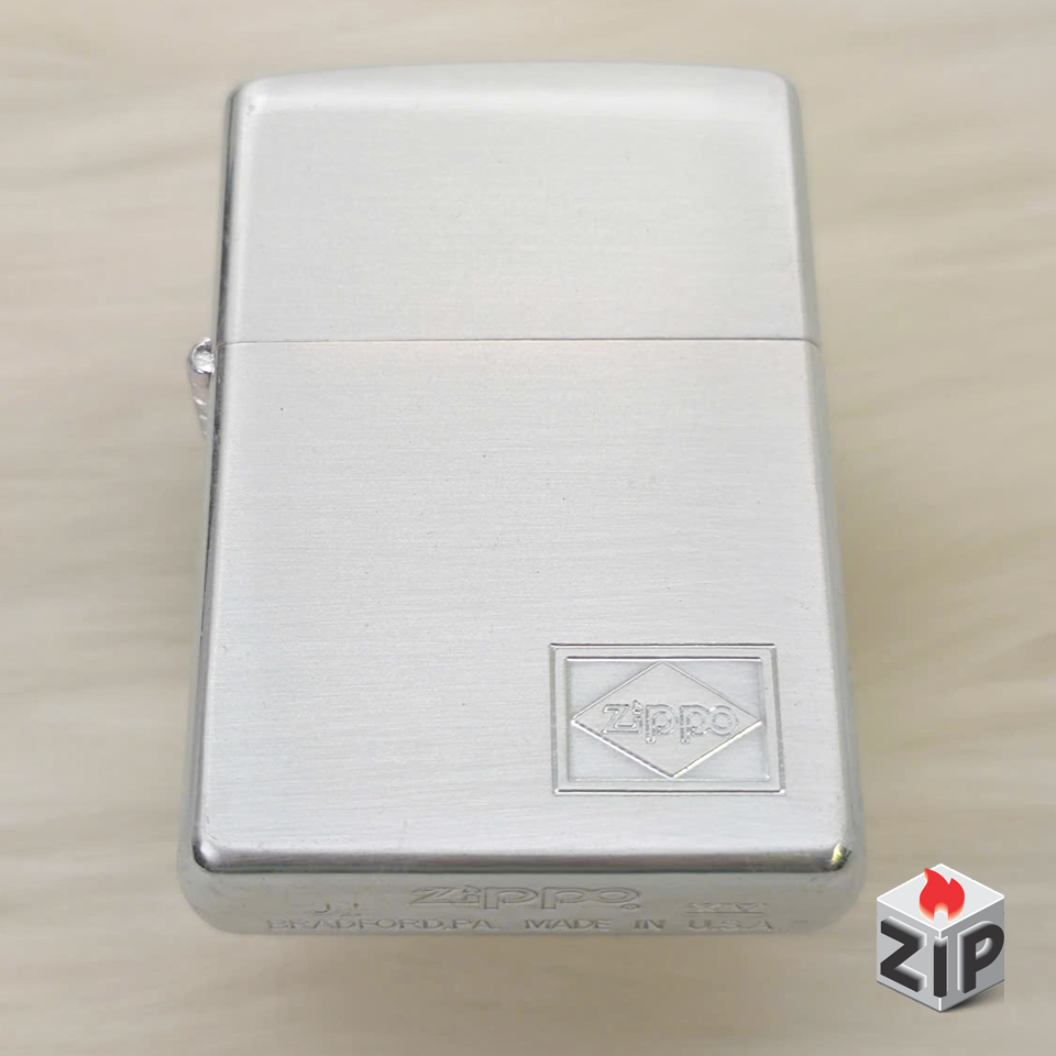 Zippo Lắc Kê Bạc Brushed Chrome Khắc Logo - Full Box (Mộc Đáy XV - 1999) chính hãng Zippo Lắc Kê Bạc Brushed Chrome Khắc Logo - Full Box (Mộc Đáy XV - 1999)