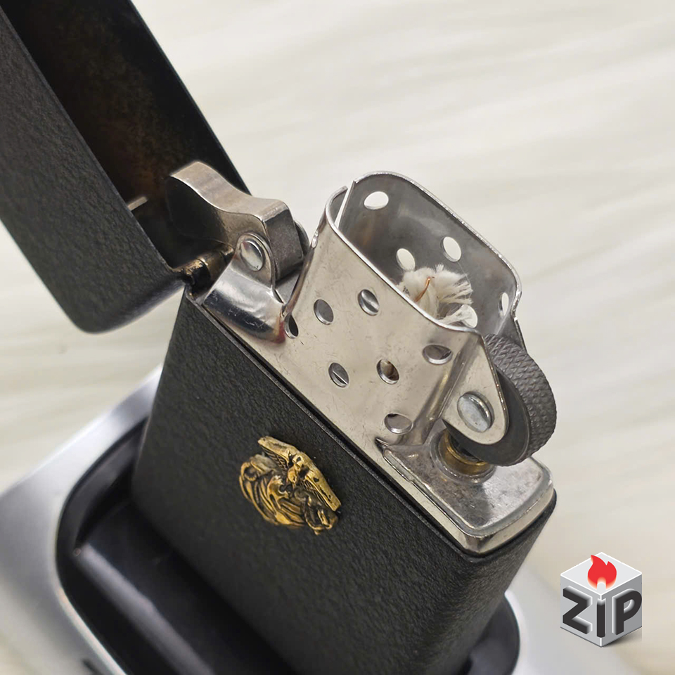 Zippo usmc marine corps black crackle pin emblem - 14 la mã chính hãng Zippo usmc marine corps black crackle pin emblem - 14 la mã - Ảnh 6