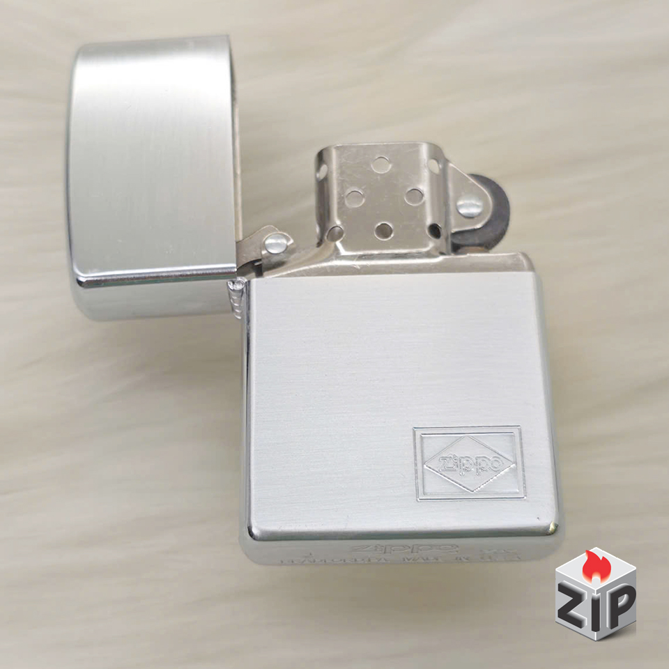 Zippo Lắc Kê Bạc Brushed Chrome Khắc Logo - Full Box (Mộc Đáy XV - 1999) chính hãng Zippo Lắc Kê Bạc Brushed Chrome Khắc Logo - Full Box (Mộc Đáy XV - 1999) - Ảnh 5