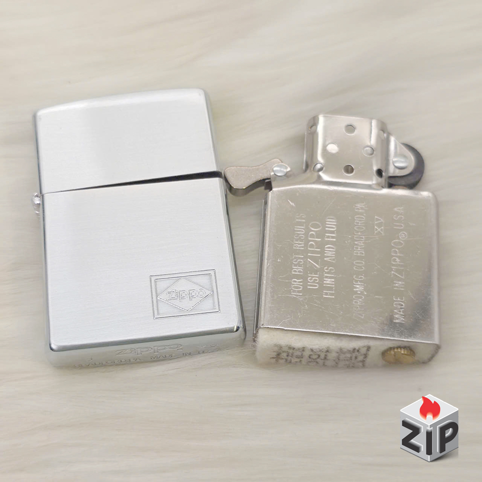 Zippo Lắc Kê Bạc Brushed Chrome Khắc Logo - Full Box (Mộc Đáy XV - 1999) chính hãng Zippo Lắc Kê Bạc Brushed Chrome Khắc Logo - Full Box (Mộc Đáy XV - 1999) - Ảnh 4