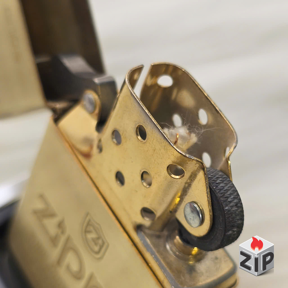 Zippo wind proof lighter logo shield brass - 15 la mã chính hãng Zippo wind proof lighter logo shield brass - 15 la mã - Ảnh 5