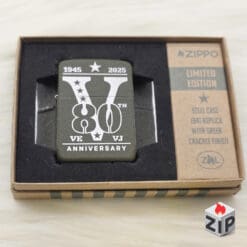 Zippo 1941 Replica Vỏ Thép Xanh Rạn Kỷ Niệm 80 Năm VE/VJ Day Giới Hạn - 2025