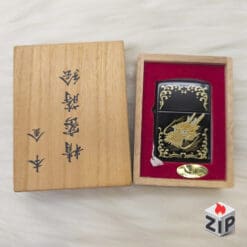 Alternative view of Zippo Khắc Rồng Vàng Sơn Mài Đen Bóng Tài Lộc Xuất Nhật - 2003