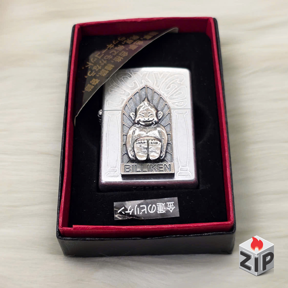 Zippo Khắc Tượng Billiken Lucky God Lắc Kê Bạc Xuất Nhật - 12 La Mã chính hãng Zippo Khắc Tượng Billiken Lucky God Lắc Kê Bạc Xuất Nhật - 12 La Mã