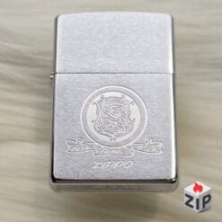 Zippo Huy Hiệu Sư Tử 1932 Classic Brushed Chrome - 12 La Mã