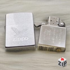 Alternative view of Zippo Đại Bàng Logo Made in U.S.A. Brushed Chrome - 12 La Mã
